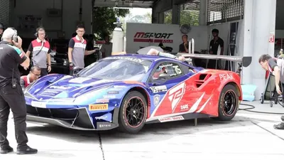 Tim T2 Motorsports melakukan persiapan di Sirkuit Sepang jelang seri pertama Blancpain GT Series Asia. (T2 Motorsports)