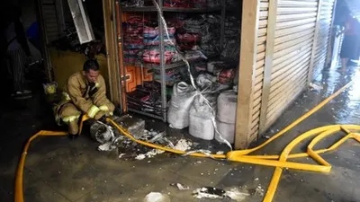 Petugas pemadam kebakaran menggulung selang pemadam usai melakukan pembasahan pada kebakaran yang terjadi di Gudang baju blok C Pasar Tanah Abang, Jakarta, Senin (22/4/2019). Sebanyak 20 unit mobil pemadam kebakaran dikerahkan untuk memadamkan api pada kebakaran yang terjadi di lantai 3 pasar tersebut. ANTARA FOTO/M Risyal Hidayat/aww.