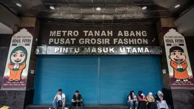 Warga beraktivitas di kawasan Pasar Tanah Abang yang masih tutup,di Jakarta, Kamis (23/5/2019). Menurut petugas keamanan setempat, Pasar Tanah Abang akan kembali dibuka setelah situasi keamanan kondusif pascakerusuhan 22 Mei di depan kantor Bawaslu dan Jalan MH Thamrin. ANTARA FOTO/Aprillio Akbar/nz.