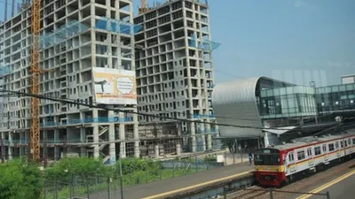 Rangkaian kereta rel listrik Commuter Line berhenti di Stasiun Cisauk yang menjadi bagian dari kawasan Intermoda Cisauk BSD City di Cisauk, Tangerang, Banten, Rabu (19/6/2019). Kawasan terintegrasi antara stasiun kereta, terminal bus, pasar modern BSD City dan hunian vertikal tersebut dikembangkan oleh PT Kereta Api Indonesia, Pemerintah Kabupaten Tangerang dan pihak swasta. ANTARA FOTO/Muhammad Iqbal/wsj.