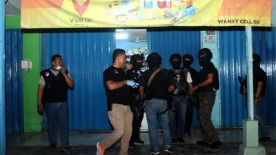 Tim Densus 88 Mabes Polri berjaga saat penggeledahan barang bukti milik terduga pelaku teroris, di sebuah kios aksesoris ponsel, Jalan KH Mochtar Tabrani, Bekasi, Jawa Barat, Rabu (8/5/2019). Tim Densus 88 bersama Puslabfor Mabes Polri melakukan penggeledahan di tempat tersebut dengan mengamankan serta membawa sejumlah barang bukti yang diduga bahan peledak milik terduga pelaku teroris. ANTARA FOTO/Risky Andrianto/ama.