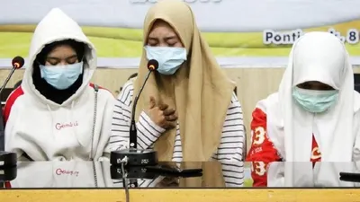 Tiga dari 12 siswi SMU yang diduga menjadi pelaku dan saksi dalam kasus penganiayaan siswi SMP berinisial AU (14) memberi keterangan saat jumpa pers di Mapolresta Pontianak, Kalimantan Barat, Rabu (10/4/2019). Sebanyak 12 siswi SMU menjalani pemeriksaan kepolisian terkait dugaan penganiayaan yang terjadi di dua tempat berbeda yaitu halaman parkir di Jalan Sulawesi dan Taman Akcaya di Kota Pontianak pada Jumat (29/3/2019). (ANTARA FOTO/Jessica Helena Wuysang/ama)