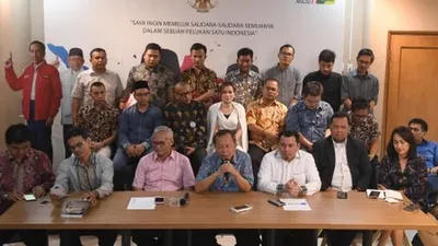 Wakil Ketua TKN Asrul Sani (tengah) menyampaikan keterangan terkait kesiapan TKN menghadapi proses sengketa pilpres di Jakarta, Senin (10/6/2019). TKN menyatakan siap menghadapi gugatan paslon nomor urut 02 Prabowo-Sandi pada sidang perdana tanggal 14 Juni 2019. ANTARA FOTO/Akbar Nugroho Gumay/hp.