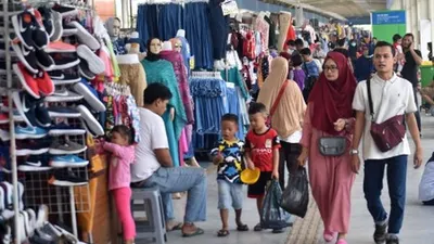 Sejumlah warga melintas di jembatan penyeberangan multiguna (JPM) Tanah Abang, Jakarta Pusat, Kamis (23/5/2019). Sejumlah pedagang di JPM Tanah Abang kembali berjualan dan operasional stasiun KA setempat dibuka kembali setelah pada Selasa (22/5) ditutup karena kericuhan Aksi 22 Mei terjadi di kawasan tersebut. ANTARA FOTO/Aditya Pradana Putra/foc.