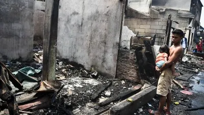 Ilustrasi--Warga melihat kondisi rumahnya pascakebakaran di Jalan Jati Bundar, Tanah Abang, Jakarta, Minggu (30/6/2019). Kebakaran yang menghanguskan 34 rumah petakan dan 32 kios toko itu diduga terjadi akibat hubungan pendek (korsleting) listrik. ANTARA FOTO/Galih Pradipta/hp.