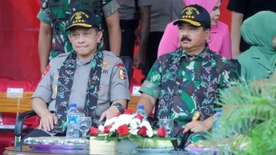 Panglima TNI Marsekal Hadi Tjahjanto (kanan) bersama Kapolri Jenderal Polisi Muhammad Tito Karnavian saat melakukan kunjungan kerja di Pamekasan, Jawa Timur, Senin (1/4/2019). Dalam kesempatan itu Panglima TNI dan Kapolri menyerahkan seribu paket sembako kepada warga tidak mampu. ANTARA FOTO/Saiful Bahri/ama/