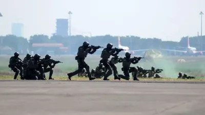Komando Pasukan Katak (kopaska) TNI-AL dan Batalyon Intai Amfibi 2 Marinir melakukan parameter tempur ketika simulasi pembebasan sandera saat upacara peringatan Hari Penerbangan Angkatan Laut di Apron Hanggar Lanudal Juanda Surabaya di Sidoarjo, Jawa Timur, Senin (17/6/2019). HUT Penerbangan TNI AL ke-63 Tahun tersebut bertema
