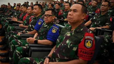 Sejumlah perwira TNI AL mengikuti upacara pembukaan Latihan Armada Jaya XXXVII 2019 di di Gedung JOPR Kodiklatal, Surabaya, Jawa Timur, Senin (17/6/2019). Gladi posko latihan armada jaya XXXVII tersebut direncanakan akan berlangsung pada 17 hingga 25 Juni 2019 yang dilanjutkan dengan Tactical Floor Game (TFG) dan manuvra lanpangan pada 9 hingga 17 Juli 2019 di perairan Laut Jawa, perairan Kangean, Pulau Sapudi dan perairan Asembagus, Situbondo, Jawa Timur. ANTARA FOTO/Zabur Karuru/nz.