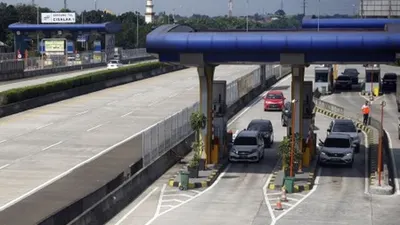Sejumlah pengendara kendaraan roda empat keluar gerbang Tol Cinere-Jagorawi (Cijago), Depok, Jawa Barat, Jumat (24/5/2019). Pengusaha tol yang tergabung dalam Asosiasi Tol Indonesia (ATI) sepakat memberikan diskon tarif tol hingga sebesar 15 persen pada masa mudik Lebaran 2019 di semua ruas tol se-Indonesia. ANTARA FOTO/Yulius Satria Wijaya/wsj.