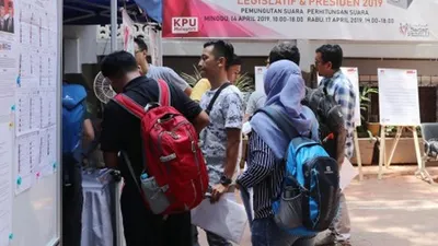 Rahmat Effendi saat menjadi calon kepala daerah, bersama sang istri menyalurkan hak pilih di TPS 01, Kelurahan Pekayon Jaya, Kecamatan Bekasi Selatan, Bekasi, Rabu (27/6/2018). (Ananda M Firdaus/ayobekasi)