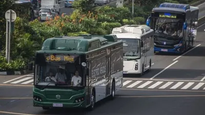 Tiga bus listrik melintas saat diuji coba di Jalan MH Thamrin, Jakarta, Senin (29/4/2019). Pemprov DKI Jakarta bersama PT TransJakarta dan PT Bakrie & Brother Tbk menyelenggarakan uji coba bus listrik yang bertujuan untuk memastikan penggunaan kendaraan listrik sebagai alat transportasi umum di Jakarta. ANTARA FOTO/Aprillio Akbar/wsj.