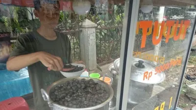 Pedagang kuliner tutut menyiapkan sajian untuk pelanggannya di Tanah Sareal, Bogor, Jawa Barat, beberapa waktu lalu. (ANTARA News/Aditya Pradana Putra)