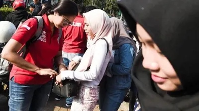 Ilustrasi--Petugas kepolisian merazia barang bawaan mahasiswa saat gelar patroli cipta kondisi gabungan P4GN di Universitas Nasional, Jakarta, Selasa (25/6/2019). Satuan Reserse Narkoba Polres Metro Jakarta Selatan bekerja sama dengan BNN Kota Jakarta Selatan menggelar patroli cipta kondisi gabungan P4GN (Pencegahan dan Pemberantasan Penyalahgunaan dan Peredaran Gelap Narkoba) untuk mencegah peredaran narkotika di lingkungan kampus. ANTARA FOTO/Galih Pradipta/ama.