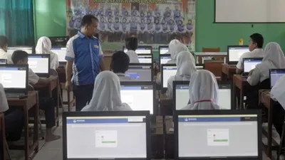 Ilustrasi--Sejumlah siswa Sekolah Menengah Pertama (SMP) mengikuti Ujian Nasional Berbasis Komputer (UNBK) di SMP N 2 Sukaraja, Bogor, Jawa Barat, Senin (22/4/2019). UNBK SMP maupun MTS yang ada di Jawa Barat diikuti 8.121 sekolah, dan diikuti oleh 774.840 siswa. ANTARA FOTO/Yulius Satria Wijaya/aww.