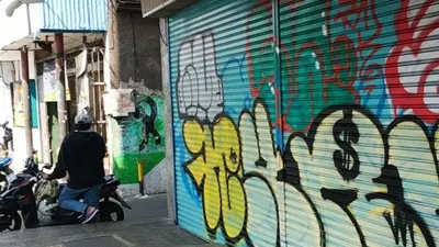 Coretan vandalisme di kawasan pertokoan Olimo Kelurahan Keagungan, Jakarta Barat, di Jakarta, Selasa, (25/06/2019) (Boyke Ledy Watra)
