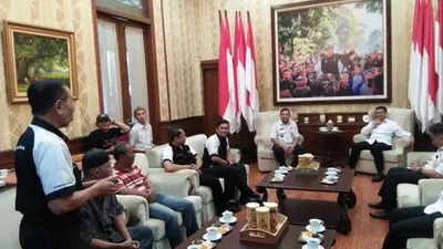Warga saat menyampaikan keluhan terkait dugaan pencemaran udara. (ayobogor.com/Husnul Khatimah)