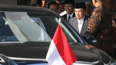 Wakil Presiden Jusuf Kalla (kedua kanan) didampingi Wakil Gubernur Jawa Timur Emil Elestianto Dardak (ketiga kanan) berjalan keluar Gedung Bedah Pusat Terpadu RSUD Dr Soetomo, Surabaya, Jawa Timur, Jumat (28/6/2019). Kedatangannya untuk menjenguk Wali Kota Surabaya Tri Rismaharini yang sedang dirawat di rumah sakit itu. ANTARA FOTO/Didik Suhartono/ama.