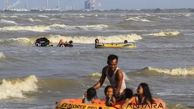 Ilustrasi--Wisatawan berenang di kawasan wisata pantai Karangsong, Indramayu, Jawa Barat, Kamis (21/6). Badan Meteorologi Klimatologi dan Geofisika (BMKG) menghimbau masyarakat untuk mewaspadai potensi gelombang tinggi terutama di daerah wisata pantai. ANTARA JABAR/Dedhez Anggara/agr/18