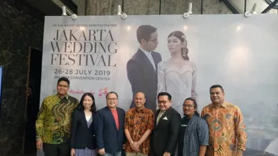 Penyelenggara Jakarta Wedding Fair 2019 berfoto bersama usai konferensi pers di Bunga Rampai, Jakarta Pusat, Rabu (3/7/2019). (ANTARA/Dea N. Zhafira)