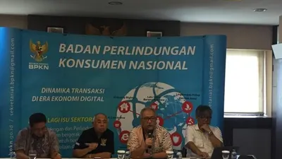 Ketua Badan Perlindungan Konsumen Nasional (BPKN) Ardiansyah (tengah) dalam konferensi pers di Gedung Kementerian Perdagangan Jakarta, Senin (8/4/2019). (ANTARA/Mentari Dwi Gayati)