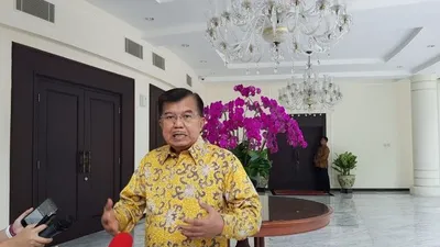 Wakil Presiden Jusuf Kalla memberikan pernyataan pers di Kantor Wapres Jakarta, Selasa (9/4/2019). (ANTARA/Fransiska Ninditya)