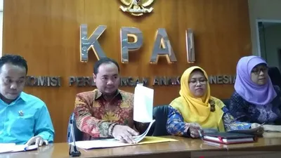 KPAI menggelar konferensi pers terkait hasil pengawasan pelibatan anak dalam kampanye politik selama pemilu 2019. Foto kiri : Komisioner KPAI Divisi Bidang Hak Sipil dan Partisipasi Anak, Jasra Putra, Komisioner Bawaslu RI, M Afifudin, Wakil Ketua KPAI Bidang Pengasuhan, Rita Pranawati, dan Komisioner KPAI, Siti Hikmawati. (Laily Rahmawaty)
