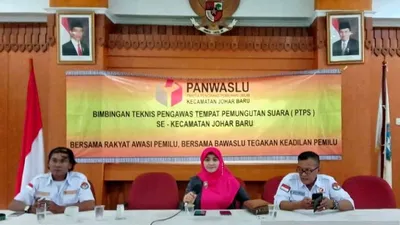 Anggota Bawaslu DKI Jakarta, Siti Rahma (tengah) memberikan arahan pada bimbingan teknis gelombang kedua untuk pengawas tempat pemungutan suara (TPS) di Kecamatan Johar Baru, Jakarta Pusat, Kamis (11/4). (Dok. Bawaslu DKI Jakarta)