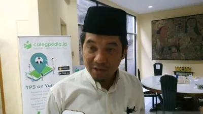 Direktur Lingkar Madani Ray Rangkuti menjelaskan arah dukungan pemilih pada Pemilu 2019, di Jakarta, Kamis, (11/4/2019) (Boyke Ledy Watra)