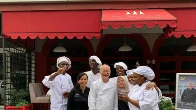 Koki ternama Indonesia William Wongso (tengah) bersama Duta Besar RI untuk Afrika Selatan Salman Al Farisi (bawah kanan) mempromosikan kuliner Indonesia di Pretoria, Afrika Selatan. (KBRI Pretoria)