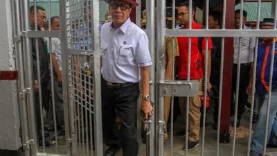 Ilustrasi--Menteri Hukum dan HAM Yasonna Laoly melihat langsung kondisi bangunan pascakerusuhan yang berujung pembakaran oleh narapidana di Rumah Tahanan Negara (Rutan) Kelas II B Siak Sri Indrapura, Kabupaten Siak, Riau, Senin (13/5/2019). Dalam kunjunganya Menkumham meminta kepada pihak Kepolisian untuk terus melakukan upaya penangkapan terhadap sembilan warga binaan yang masih belum ditemukan. ANTARA FOTO/Rony Muharrman/aww.