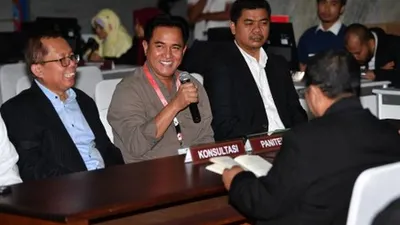 Wakil Ketua Tim Kampanye Nasional (TKN) Arsul Sani (kiri) bersama kuasa hukum Yusril Ihza Mahendra (tengah) dan Wakil Direktur Hukum dan Advokasi Juri Ardiantoro (kanan) berkonsultasi dengan petugas di Mahkamah Konstitusi (MK), Jakarta, Senin (27/5/2019). TKN mendatangi MK untuk meminta penjelasan tentang menjadi pihak terkait dalam permohonan gugatan Prabowo-Sandi terhadap hasil Pilpres 2019. ANTARA FOTO/Sigid Kurniawan/foc.