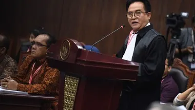 Ketua tim kuasa hukum pasangan calon presiden dan calon wakil presiden nomor urut 01 Yusril Ihza Mahendra (kanan) selaku pihak terkait menyampaikan keterangan pada sidang lanjutan Perselisihan Hasil Pemilihan Umum (PHPU) Pilpres 2019 di gedung Mahkamah Konstitusi, Jakarta, Selasa (18/6/2019). Sidang tersebut beragendakan mendengarkan jawaban termohon, pihak terkait dan Bawaslu. ANTARA FOTO/Hafidz Mubarak A/wsj.