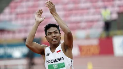 Pelari Indonesia Lalu Muhammad Zohri meluapkan kegembiraannya seusai berhasil menjadi yang tercepat pada nomor lari 100 meter pada ajang IAAF World U20 Championships di Tampere, Finlandia, Rabu (11/7/2018). Zohri berhasil meraih medali emas setelah mencatatkan waktu tercepat 10,18 detik, diikuti dua pelari AS Anthony Schwartz (10,22 detik) dan Eric Harrison (10,22 detik). Sepanjang sejarah penyelenggaraan IAAF World U20 Championships selama 32 tahun, penampilan terbaik atlet Indonesia yaitu finis posisi ke-