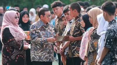 Pramono Anung Serahkan Bantuan Pemutihan Ijazah Tahap IV dan Lepas 1.102 Siswa KJP untuk Edukasi Trip