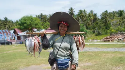 Dari Ikan Asap hingga Diversifikasi Produk, PNM Latih Perempuan Pesisir Mandiri