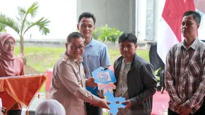 Gubernur DKI Jakarta, Pramono Anung, Serahkan Kunci Rusunawa PIK Pulogadung (Sumber: beritajakarta.id)