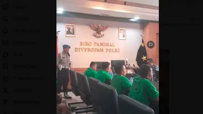 Tangkapan layar pemeriksaan tujuh anggota Brimob disiarkan secara live di Instagram Divpropam (Sumber: Instagram Divpropam | Foto: Instagram Divpropam)
