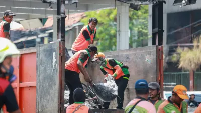 Terima Kasih Petugas Kebersihan, 120 Meter Kubik Sampah di 5 Lokasi Demo Berhasil Dibersihkan 