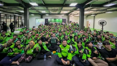 Penyandang Tunarungu Mendapatkan Rompi Khusus pada Hari Disabilitas Internasional di Kantor Gojek Kemang Timur, Jakarta. (Dok GoTo)
