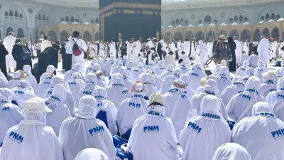 Hadiah Umroh PNM Bikin Haru! Nasabah Mekaar Langkahkan Kaki ke Tanah Suci untuk Pertama Kali