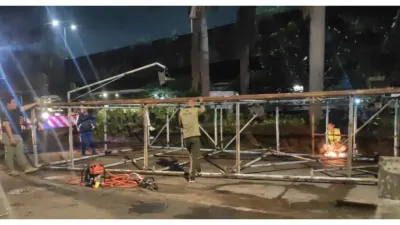 Satpol PP DKI Jakarta Bongkar Reklame Tak Layak Secara Teknis Demi Antisipasi Cuaca Ekstrem