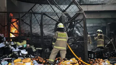 Peristiwa kebakaran melanda Pasar Induk Kramat Jati di Jalan Raya Bogor, Kelurahan Kampung Tengah, Kramat Jati, Jakarta Timur. (Sumber: beritajakarta.id | Foto: beritajakarta.id)