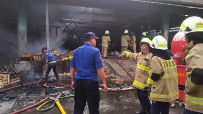 350 Kios Pasar Induk Kramat Jati Dibakar Si Jago Merah, 19 Unit Mobil Damkar Dikerahkan 