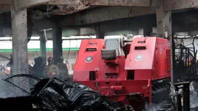 Sebanyak 95 personel pemadam kebakaran Jakarta Timur berhasil memadamkan api kebakaran Pasar Induk Kramat Jati, pada Senin, 15 Desember 2025 (Sumber: beritajakarta.id | Foto: beritajakarta.id)