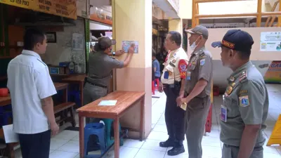 Satpol PP Kecamatan Kramat Jati mengintensifkan sosialisasi Peraturan Gubernur (Pergub) Nomor 36 Tahun 2025. (Sumber: beritajakarta.id | Foto: beritajakarta.id)