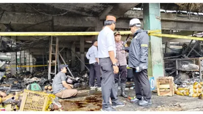 Pramono Pastikan Pedagang Pasar Induk Kramat Jati yang Kiosnya Terbakar Mendapat Perlindungan Asuransi