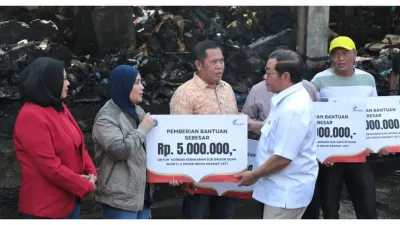 Gubernur Pramono Serahkan Bantuan ke Pedagang Pasar Induk Kramat Jati yang Terdampak Kebakaran, Masing-masing Dapat Rp5 Juta