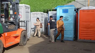 Pemprov DKI Jakarta Melalui DLH DKI Kirim Bantuan 15 Toilet Portable ke Aceh Tamiang 