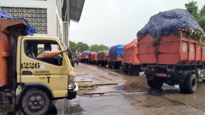 DLH DKI Jakarta mengatur ulang sistem dan jadwal pembuangan sampah ke Tempat Pengelolaan Sampah Terpadu (TPST) Bantar Gebang, Bekasi, Jawa Barat (Sumber: beritajakarta.id | Foto: beritajakarta.id)