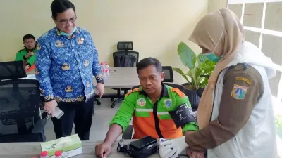Sudinkes Jakarta Timur lakukan pemeriksaan Cek Kesehatan Gratis (CKG) kepada 1.300 sopir truk sampah di Tempat Pengelolaan Sampah Terpadu (TPST) Bantar Gebang, Bekasi, Jawa Barat. (Sumber: beritajakarta.id | Foto: beritajakarta.id)